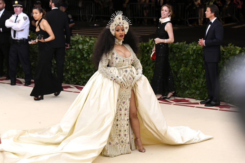 <p>Auch Cardi B hatte ihren eigenen Kopf bei der Met Gala. In einem perlenbesetzten Kleid von Moschino, das für ihren Babybauch maßgeschneidert war, zog die Rapperin nicht nur alle Blicke auf sich, sondern wurde auch zum viralen Trend. Der Hashtag #CardinalB trendete nur wenige Stunden nach ihrem Auftritt auf dem Red Carpet. (Bild: Getty Images) </p>