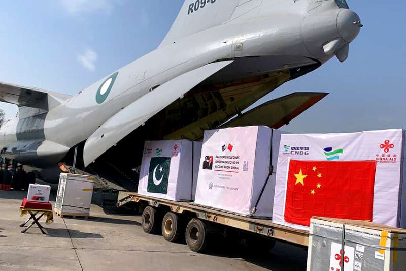 疫苗外交。巴基斯坦空軍一架運輸機2月1日抵達努爾汗空軍基地，卸下由中國國藥提供的新冠疫苗。（美聯社）
