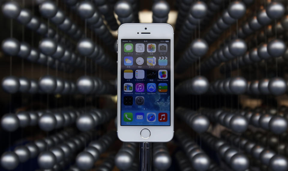 Apple's new iPhone 5S is displayed at an Apple shop in Tokyo's Ginza shopping district, September 20, 2013. REUTERS/Yuya Shino (JAPAN - Tags: BUSINESS TELECOMS)