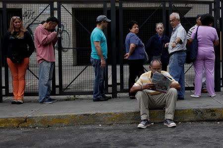 People wait in line at a polling station during a nationwide election for new mayors, in Caracas, Venezuela December 10, 2017. REUTERS/Fabiola Ferrero