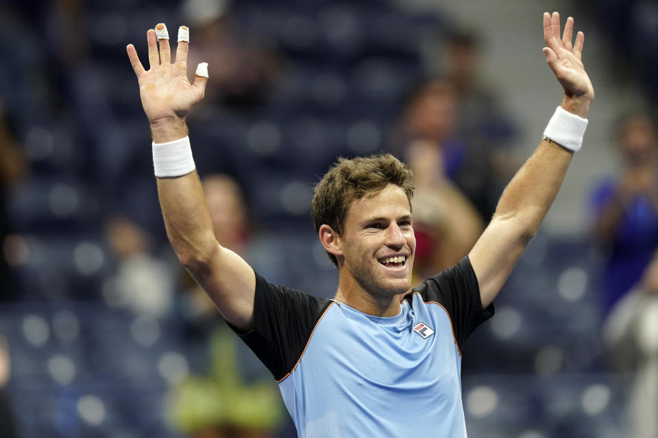 Diego Schwartzman celebra la victoria ante Kevin Anderson por la segunda ronda del Abierto de Estados Unidos, el jueves 2 de septiembre de 2021, en Nueva York. (AP Foto/Frank Franklin II)