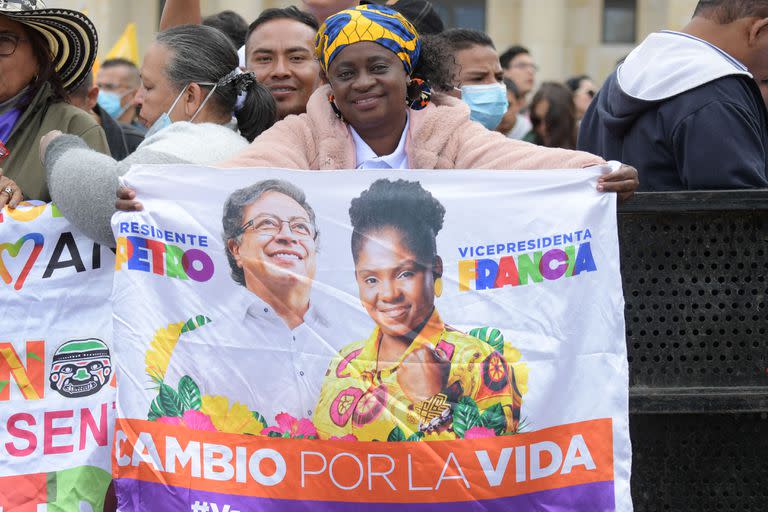 Un partidario del presidente electo de Colombia, Gustavo Petro, celebra antes de su ceremonia de investidura en la plaza de Bolívar de Bogotá, el 7 de agosto de 2022.