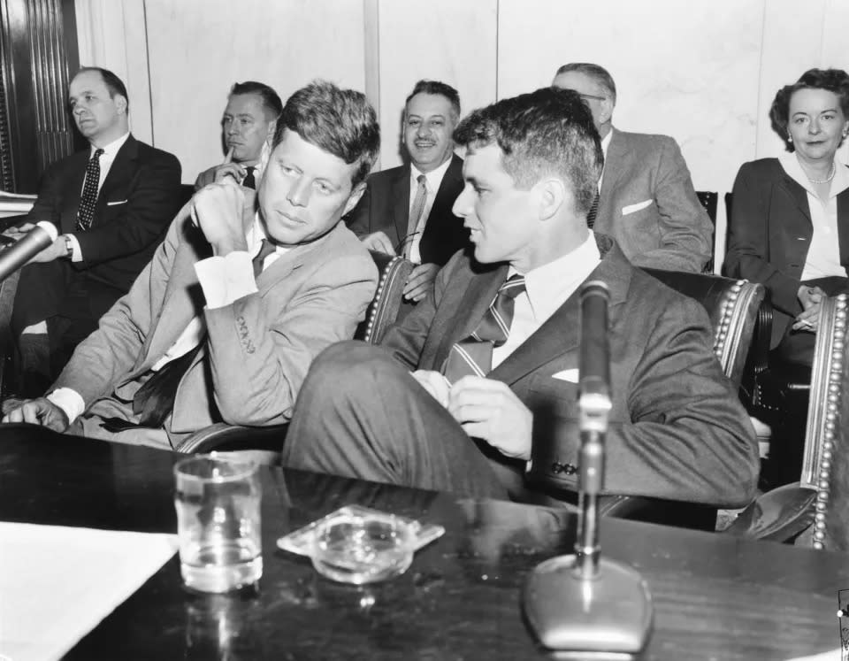 Robert F. Kennedy, a la derecha, abogado del Comité del Senado sobre el Crimen Organizado en el Trabajo y la Industria, y su hermano, el senador John F. Kennedy de Massachusetts, miembro del comité, participando en una audiencia en Washington. (Archivo Bettmann/Getty Images) (Archivo Bettmann)