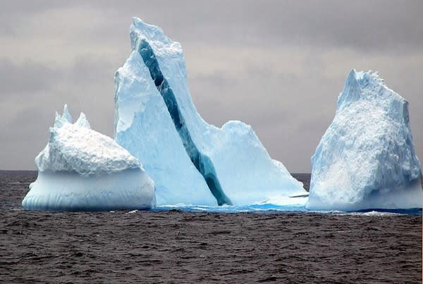 Icebergs con rayas de colores