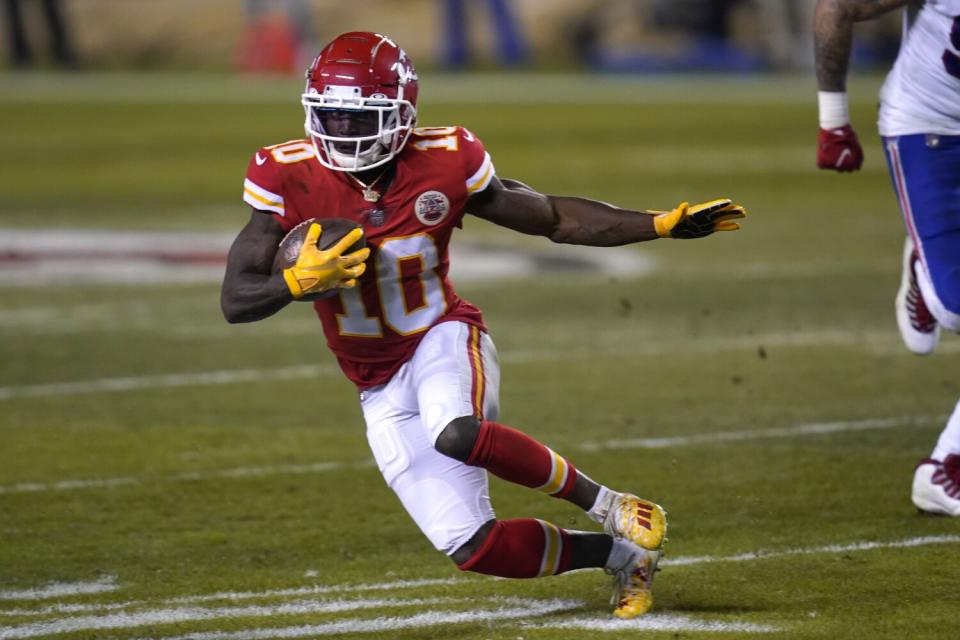 Kansas City Chiefs receiver Tyreek Hill runs through the secondary.