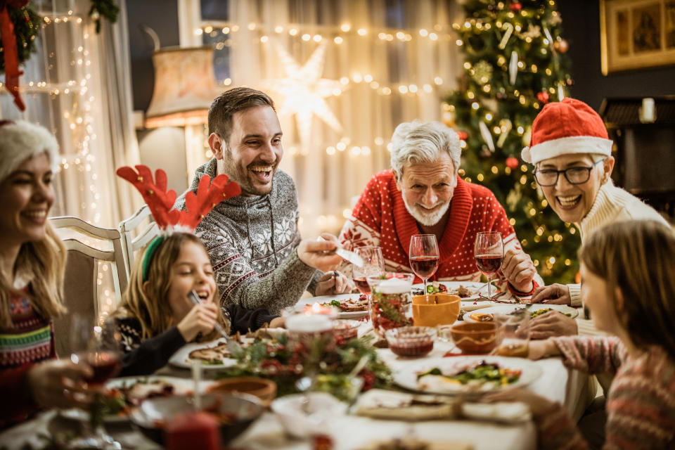 Familie, Freude, Lichterketten – fertig ist das Grundrezept für einen klassischen Weihnachtswerbespot. (Symbolfoto: Getty Images)