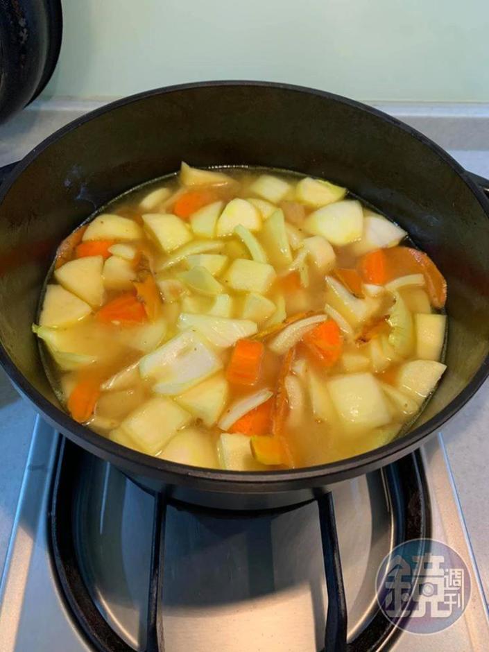 炒到蔬果略熟便加水蓋過蔬菜。