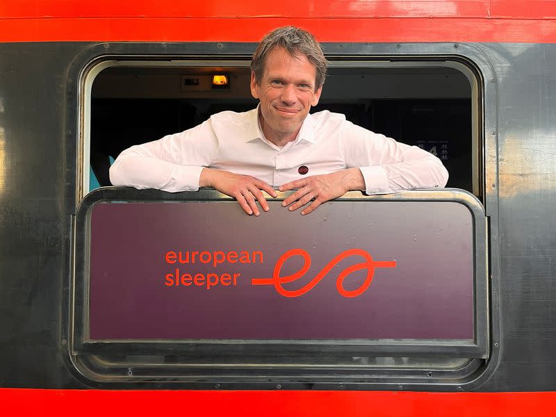 FOTO DE ARCHIVO. El cofundador de European Sleeper Chris Engelsman posa para una foto a bordo del primer tren European Sleeper a Berlín, en la estación Midi de Bruselas, Bélgica