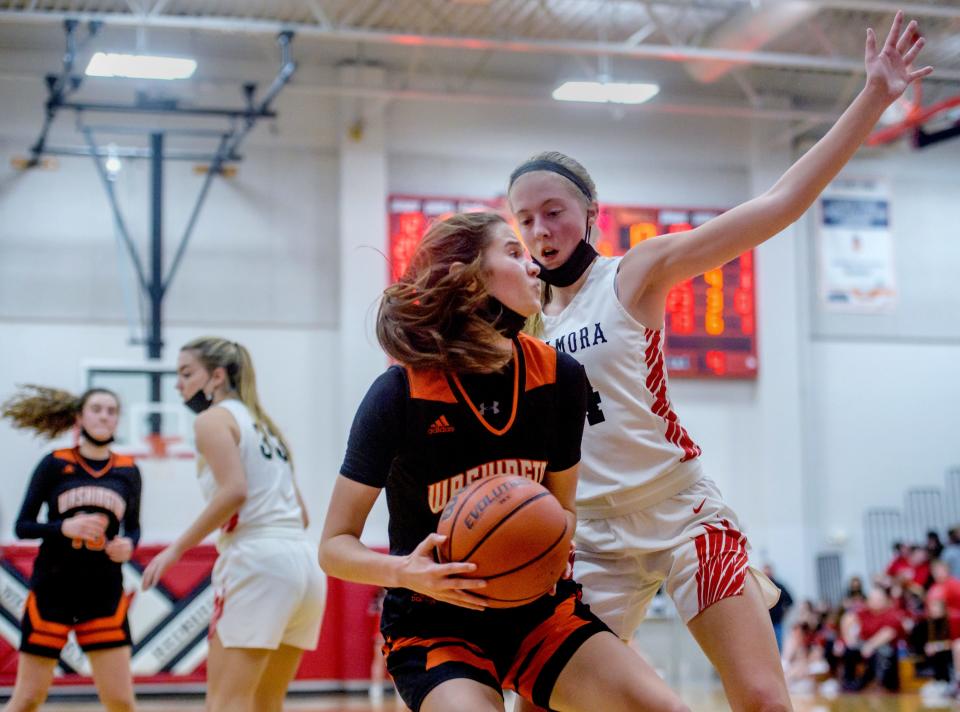 Metamora's Alyssa Russell, far right, pressures Washington's Georgia Duncan in the second half Tuesday, Jan. 4, 2022 in Metamora. The Redbirds fell to the Panthers 33-32.