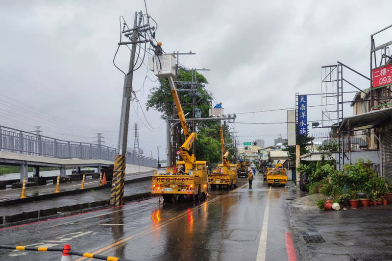 台電台南搶修供電設備 颱風杜蘇芮強勁風勢影響供電設備及線路，造成台南 共有超過4萬戶曾經停電，台電人員積極搶修復電。 （台電提供） 中央社記者楊思瑞台南傳真  112年7月28日