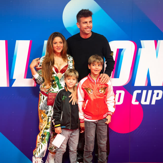 Shakira con Piqué y sus dos hijos credit:Bang Showbiz