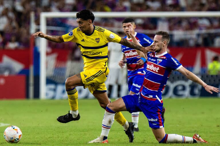 Cristian Medina conduce el balón ante la presión de Tomas Pochettino, de Fortaleza; el volante estuvo impreciso 