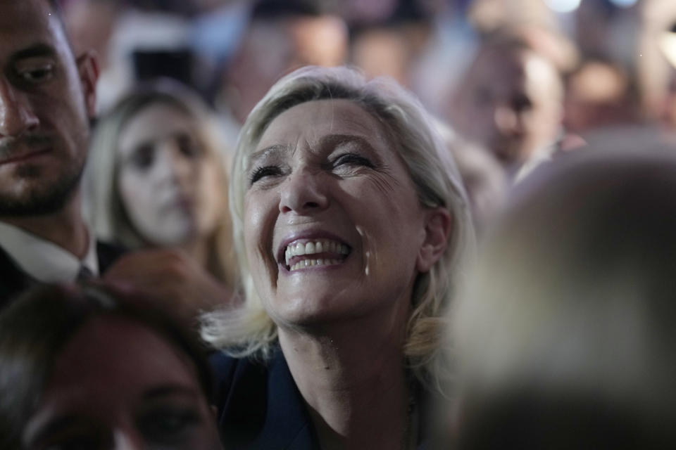 La líder ultraderechista francesa Marine Le Pen sonríe en una reunión con simpatizantes y periodistas tras la publicación de proyecciones de los comicios legislativos basadas en el recuento real de votos en determinadas circunscripciones, el domingo 30 de junio de 2024, en Henin-Beaumont, en el norte de Francia. (AP Foto/Thibault Camus)