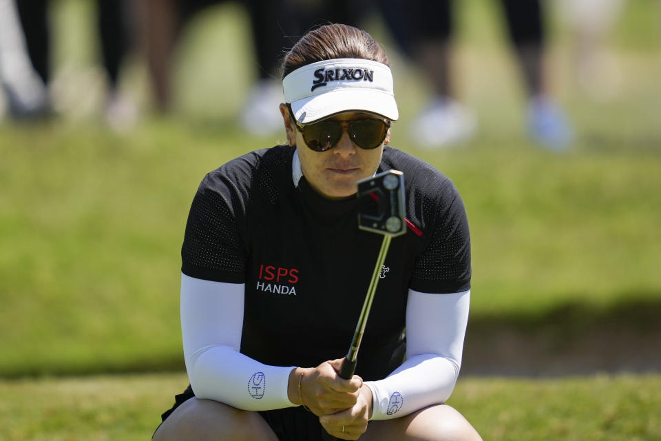 Hannah Green lines up a shot on the first green during the fourth round of the LPGA's JM Eagle LA Championship golf tournament at Wilshire Country Club, Sunday, April 28, 2024, in Los Angeles. (AP Photo/Ashley Landis)