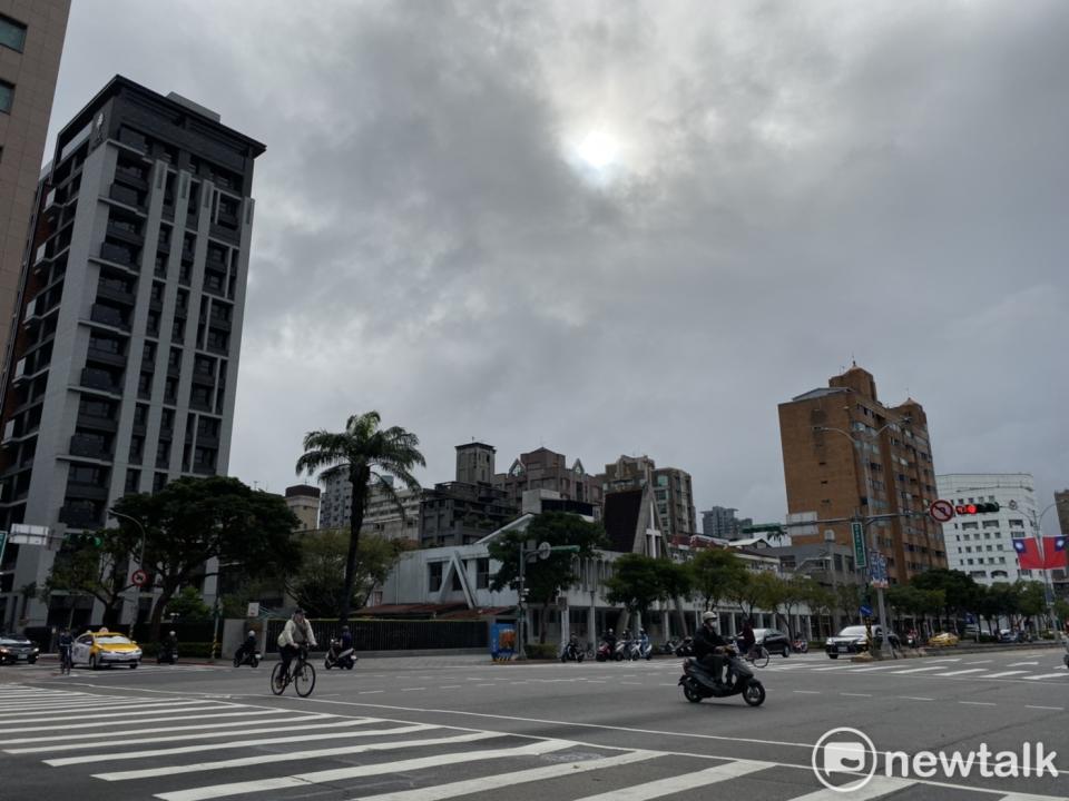 氣象局表示，今日東北風減弱，僅東半部雲量較多有短暫陣雨。   圖：新頭殼資料照