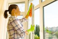 Ebenso wie bei der Glastischplatte sollten Sie auch beim Fensterputzen vorgehen. Geben Sie auf fünf Liter Wasser den Saft einer Zitrone. Das natürliche Fensterputzmittel wird noch effektiver, wenn Sie zusätzlich eine Tasse schwarzen Tee aus zwei Beuteln brühen und hinzugeben. Abschließend mit Zeitungspapier polieren. (Bild: iStock / Valeriy_G)