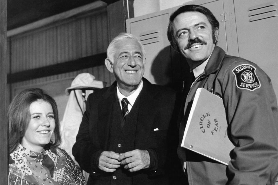 GHOST STORY, from left, Patty Duke, producer William Castle, John Astin, on-set, ('The Graveyard Shift,' season 1, episode 19, aired February 16, 1973), 1972-73