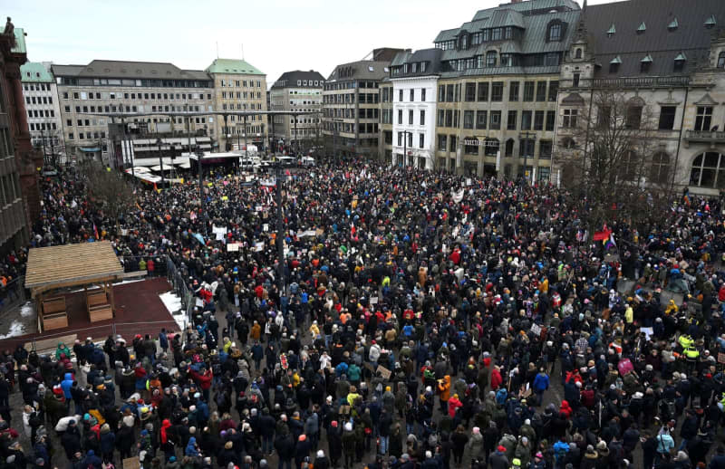 Thousands demonstrate against right-wing extremism on the market square in Bremen. The demonstrations are a reaction to research by the media collective "Correctiv", which uncovered that radical right-wing circles had met with AfD officials and a leading head of the far-right Identitarian Movement in Potsdam in November 2023. Carmen Jaspersen/dpa