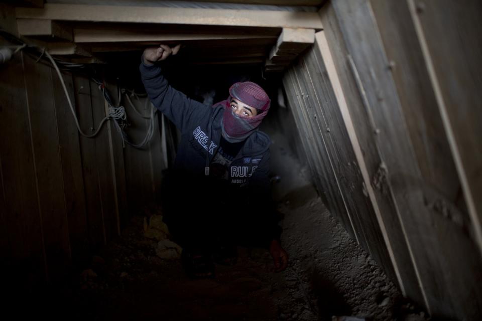 <span>Un Palestinien travaille à l'intérieur d'un tunnel de contrebande sous la frontière entre Gaza et l'Égypte, à Rafah, dans le sud de la bande de Gaza, le 9 décembre 2013. </span><div><span>MAHMUD HAMS</span><span>AFP</span></div>