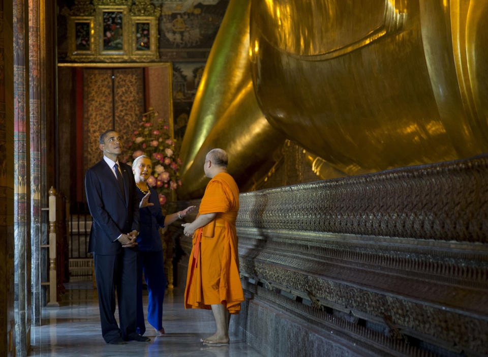 U.S. President Barack Obama, left, and U.S. Secretary of State Hillary Rodham Clinton, center, tour the Viharn of the Reclining Buddha with Chaokun Suthee Thammanuwat, the Dean, Faculty of Buddhism Assistant to the Abbot of Wat Phra Chetuphon at the Wat Pho Royal Monastery in Bangkok, Thailand, Sunday, Nov. 18, 2012. (AP Photo/Carolyn Kaster)