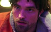 Ein Jahr später zeigt sich Pattinson eindrucksvoll in "Good Time" im Zwiespalt zwischen Gangster und liebendem Bruder. Connie (Robert Pattinson, Bild) und sein geistig behinderter Bruder Nick (Benny Safdie) versuchen eine Bank auszurauben. Nick wird gefasst. Es ist nun an Connie, so schnell wie möglich die 10.000 Dollar für Nicks Kaution zu besorgen. (Bild: 2017 Temperclayfilm)