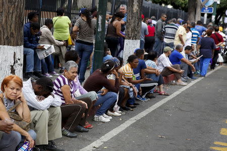 People queue to buy staple items outside state-run Bicentenario supermarket in Caracas August 4, 2015. REUTERS/Carlos Garcia Rawlins