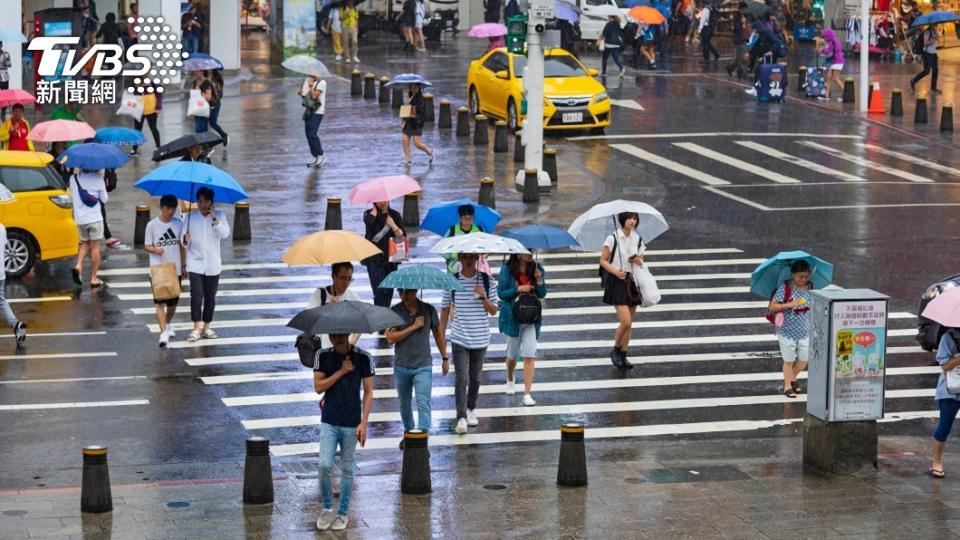 氣象局今針對5縣市發布豪、大雨特報。（示意圖／shutterstock達志影像）