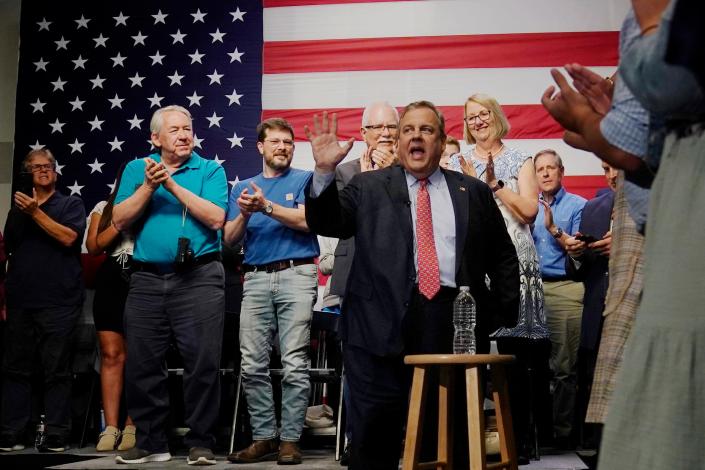 L'ancien candidat républicain à la présidence, le gouverneur du New Jersey, Chris Christie, salue les invités lors de son introduction lors d'un rassemblement, le mardi 6 juin 2023, à Manchester, NH