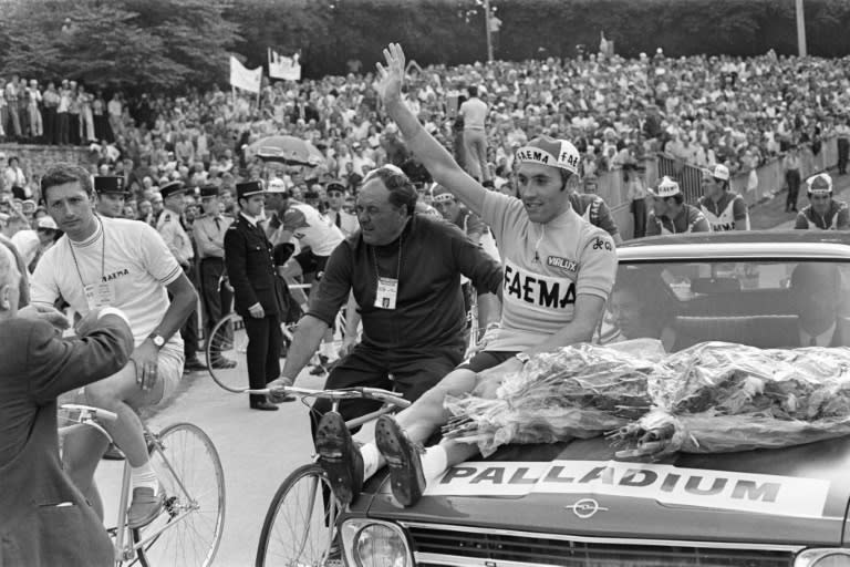 El ciclista belga Eddy Merckx saluda al público en el velódromo Jacques Anquetil de París el 20 de julio de 1969, tras ganar el Tour de Francia (-)