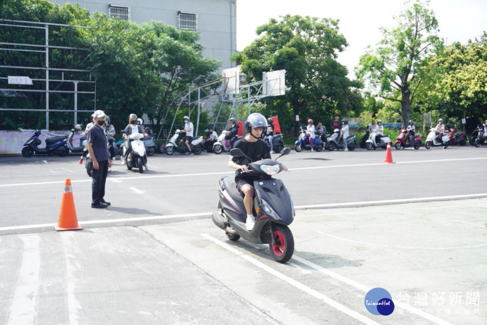 「機車下鄉考照服務」到大雅，共有135位民眾參加筆試及路考。