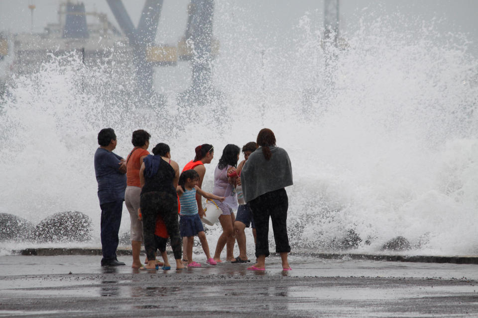 A family react to waves breaking over the sea wall ahead of Hurricane Franklin in Veracruz, Mexico, August 9, 2017. REUTERS/Victor Yanez