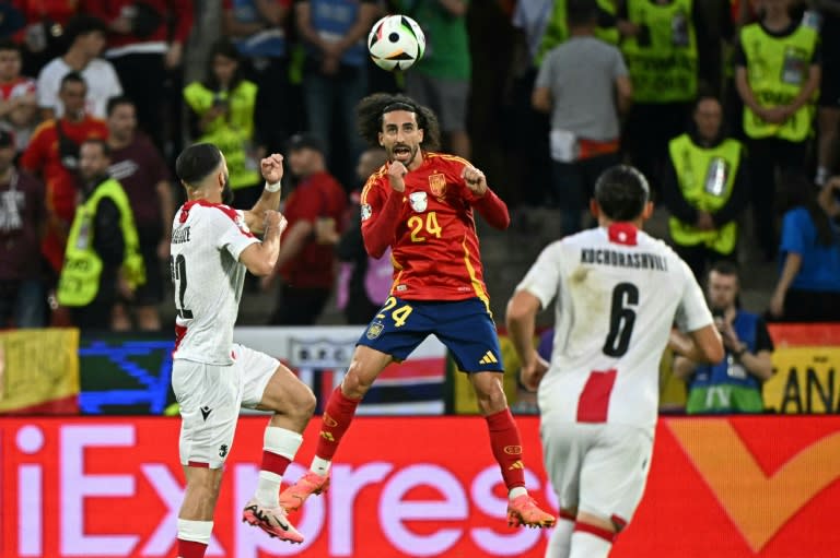 El defensa español Marc Cucurella despeja el balón ante Georgia, el 30 de junio en Colonia, en los octavos de la Eurocopa (JAVIER SORIANO)