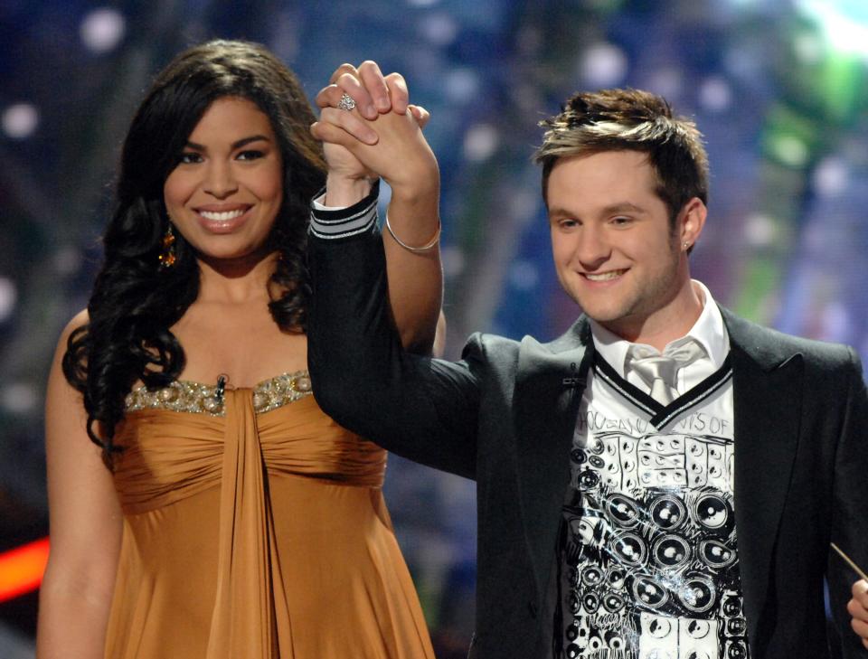 jordin sparks and blake lewis holding hands on season six american idol finale night