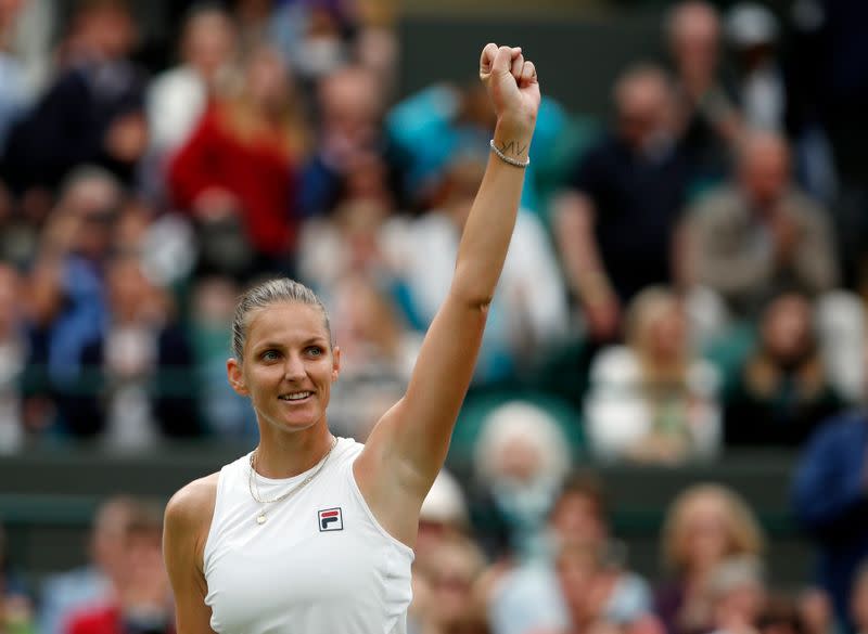 La tenista checa Karolina Pliskova celebra luego de ganar su partido de cuartos de final en Wimbledon contra la suiza Viktorija Golubic