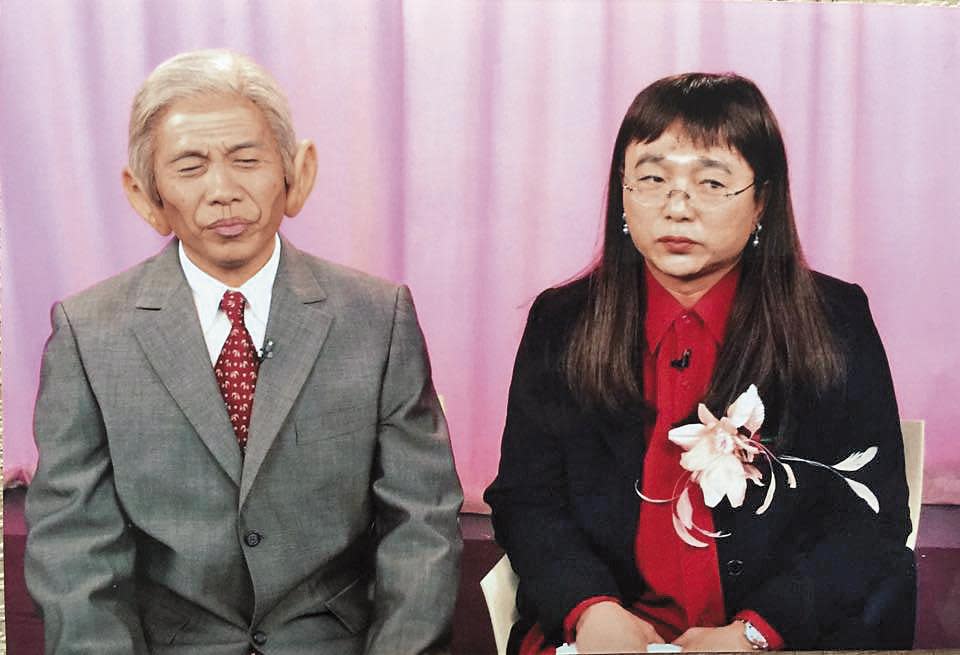 許傑輝（左）維妙維肖模仿台塑集團創辦人王永慶，右為模仿王雪紅的製作人陳柏澄。（翻攝自許傑輝臉書）