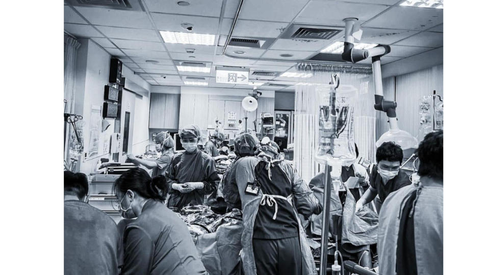 亞東醫院急診室忙碌狀況。翻攝朱聖恩臉書