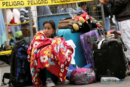 Una migrante venezolana espera en fila para registrar su entrada en Ecuador, en el Puente Internacional de Rumichaca, en Tulcán, Ecuador, 19 de agosto del 2018. REUTERS/Luisa Gonzalez