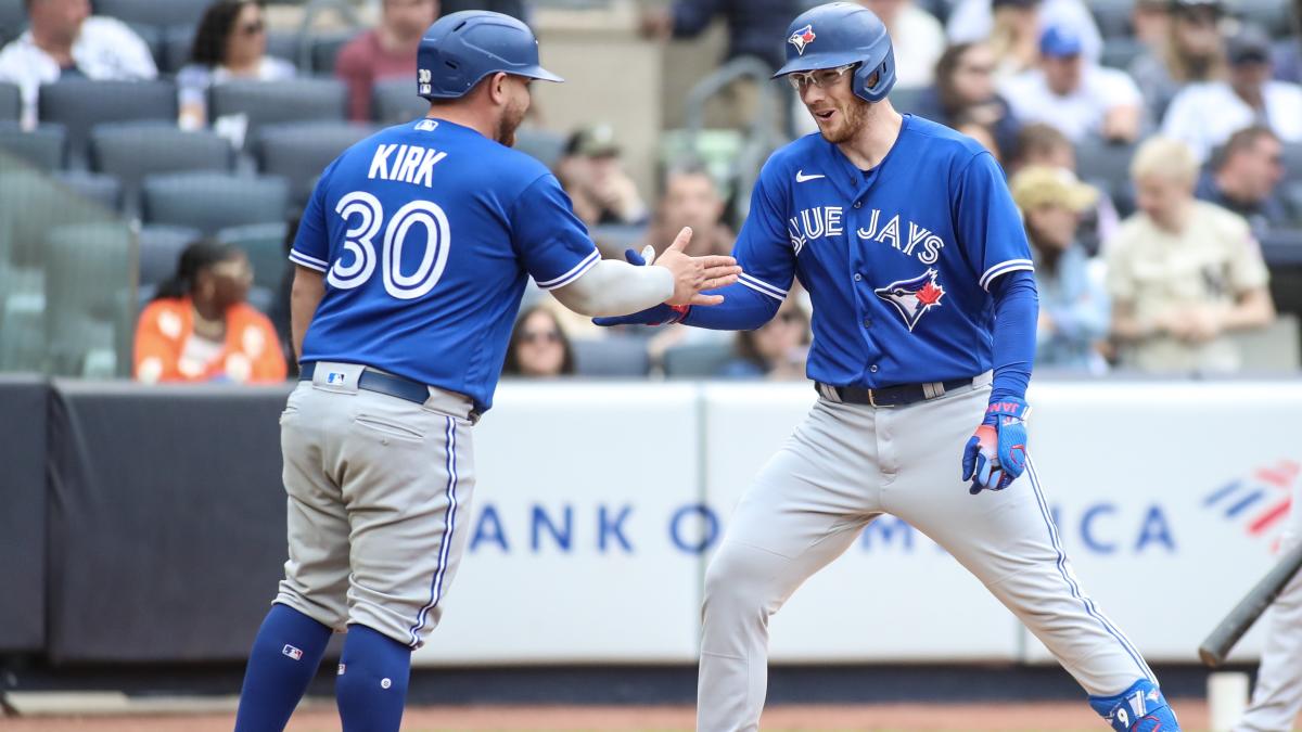 Alejandro Kirk welcomed to Blue Jays spring training after birth