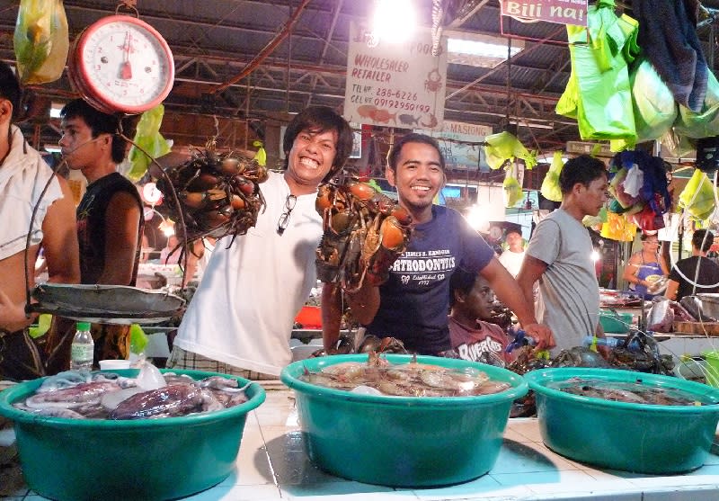 ▲海鮮市場的漁獲海產新鮮且價格便宜，還有伴手禮可買，值得一去。(圖/鳳凰旅遊)