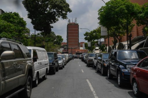 Cola de coches para cargar gasolina en una estación de servicio de Caracas (AFP | Federico PARRA)