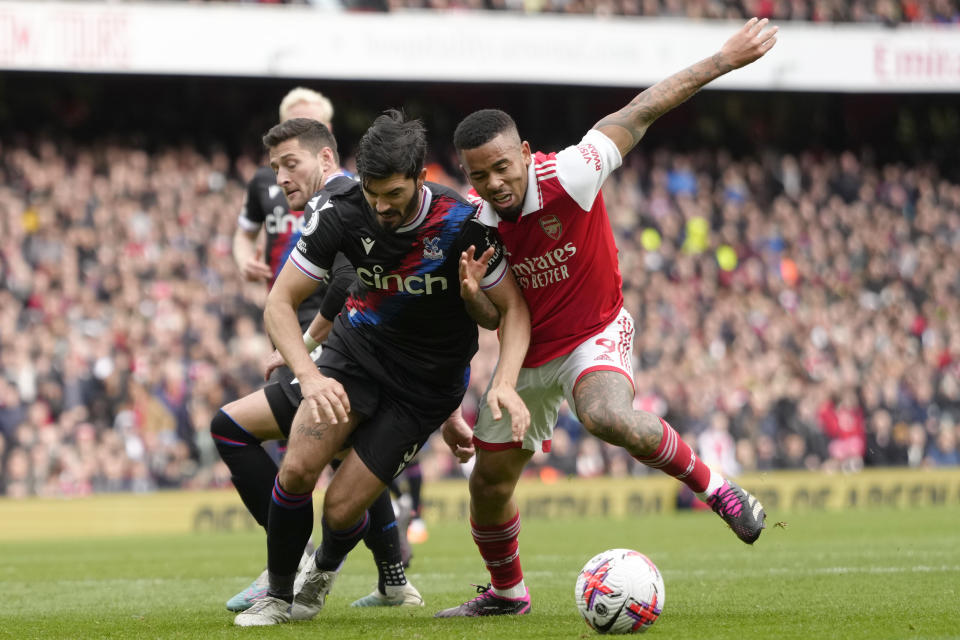 Arsenal's Gabriel Jesus, right, challenges for the ball with Crystal Palace's James Tomkins during the English Premier League soccer match between Arsenal and Crystal Palace at Emirates stadium in London, Sunday, March 19, 2023. (AP Photo/Kirsty Wigglesworth)