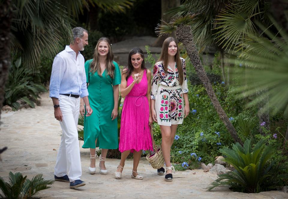 西班牙國王菲利浦六世和王后萊蒂西亞與女兒們到旅遊景點參觀。（AFP）