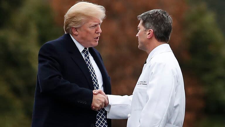 Trump le da un apretón de manos a su médico Ronny Jackson
