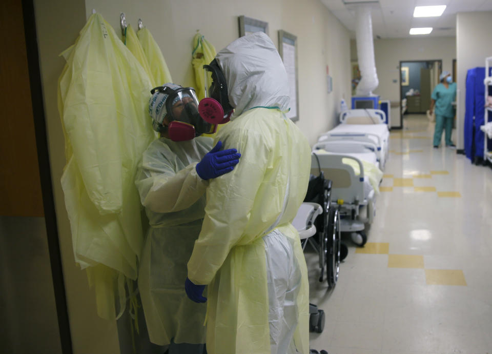 Personal médico que atiende a pacientes con el COVID-19 durante un descanso en el hospital DHR Health de McAllen, Texas, en foto del 29 de julio del 2020. (AP Photo/Eric Gay, File)