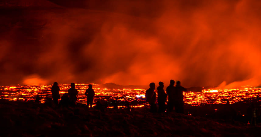 冰島火山爆發，吸引不少民眾前來觀看難得的奇景。（圖／達志／美聯社）