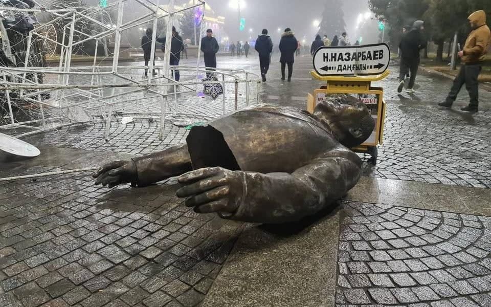 A statue of Kazakhstan’s first president and until recent head of the Security Council Nursultan Nazarbayev after it is torn down in Almaty - Bakhti Nishanov