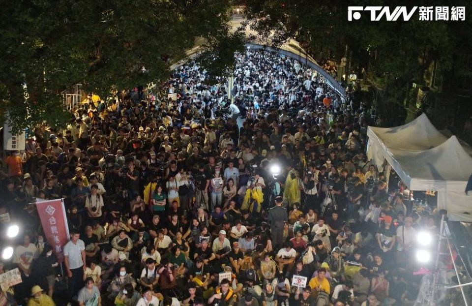 許多民眾於21日晚間湧入立法院周邊集會抗議，一度宣布已超過3萬人包圍立法院！（圖／記者盧逸峰攝）