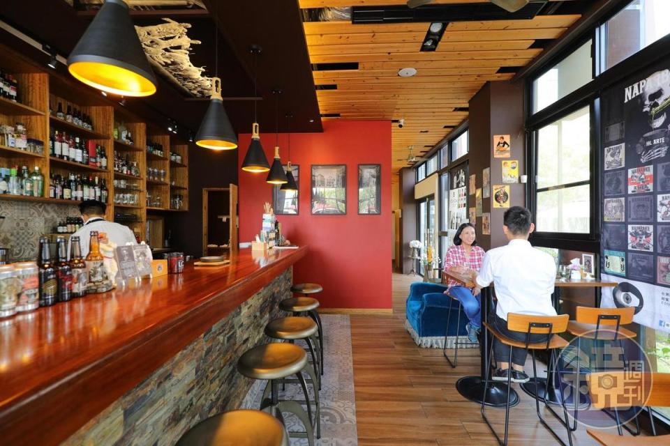 餐廳前方為吧台空間，客人可在此喝杯西班牙小酒或下酒菜。