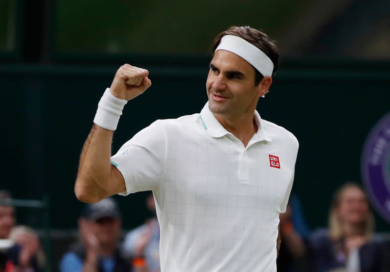 El suizo Roger Federer celebra tras su triunfo ante el italiano Lorenzo Sonego en Wimbledon