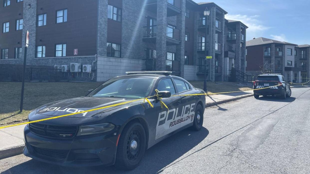 The local police service was called to an apartment on Toulouse Street in Candiac just before noon, where officers found the body of a woman in her 20s.  (Pascal Robidas/Radio-Canada - image credit)